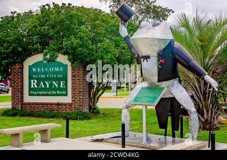 Monsieur Jacques, une statue de grenouille géante, se trouve à côté d'un panneau d'accueil de la ville, le 12 septembre 2020, à Rayne, en Louisiane. Banque D'Images