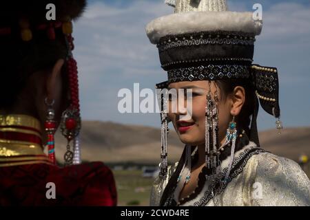 Un concours de beauté entre les filles de Buryat dans le cadre du festival ethnoculturel international Erdyn Games (Erdyn Naadan) dans la région d'Irkoutsk près du lac Baikal, en Russie Banque D'Images