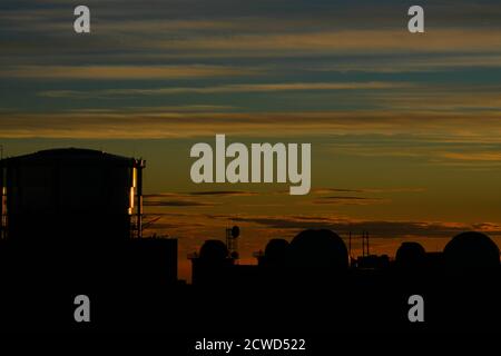 Le coucher de soleil sur Maui est différent à chaque fois, vu ici à 10,023 'Science City' dans les étapes ultérieures juste avant et après le soleil passe sous l'horizon. Banque D'Images