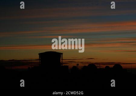 Le coucher de soleil sur Maui est différent à chaque fois, vu ici à 10,023 'Science City' dans les étapes ultérieures juste avant et après le soleil passe sous l'horizon. Banque D'Images