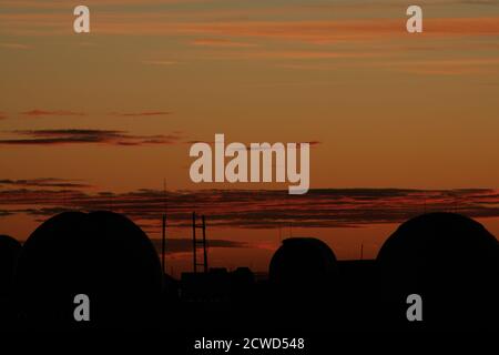 Le coucher de soleil sur Maui est différent à chaque fois, vu ici à 10,023 'Science City' dans les étapes ultérieures juste avant et après le soleil passe sous l'horizon. Banque D'Images