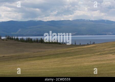 Paysage de la pointe nord de l'île d'Olkhon, sur la côte de la petite mer sur le lac Baikal, Russie Banque D'Images
