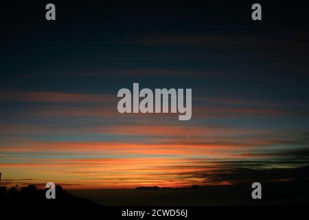 Le coucher de soleil sur Maui est différent à chaque fois, vu ici à 10,023 'Science City' dans les étapes ultérieures juste avant et après le soleil passe sous l'horizon. Banque D'Images