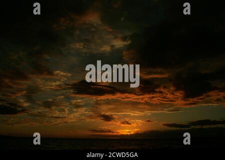 Le coucher de soleil sur Maui est différent à chaque fois, vu ici dans les étapes ultérieures juste avant et après le coucher du soleil menant à des points forts plus excitants et brillants. Banque D'Images