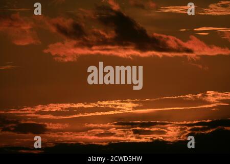 Le coucher de soleil sur Maui est différent à chaque fois, vu ici dans les étapes ultérieures juste avant et après le coucher du soleil menant à des points forts plus excitants et brillants. Banque D'Images