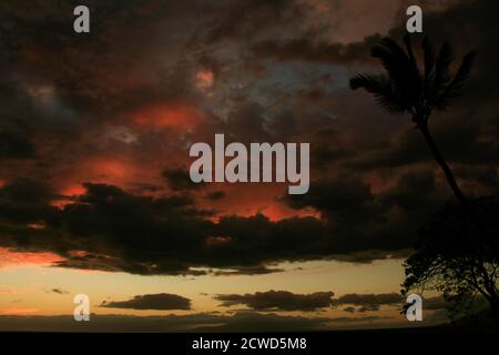 Le coucher de soleil sur Maui est différent à chaque fois, vu ici dans les étapes ultérieures juste avant et après le coucher du soleil menant à des points forts plus excitants et brillants. Banque D'Images