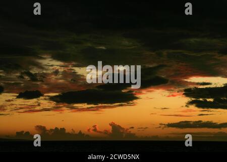 Le coucher de soleil sur Maui est différent à chaque fois, vu ici dans les étapes ultérieures juste avant et après le coucher du soleil menant à des points forts plus excitants et brillants. Banque D'Images