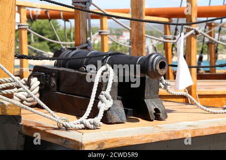 Ancien canon médiéval sur le pont d'un bateau pirate Banque D'Images