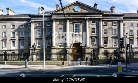 Trinity College, Dublin, Irlande. Les portes sont fermées aux étudiants et au public en raison des restrictions imposées par le coronavirus. Banque D'Images