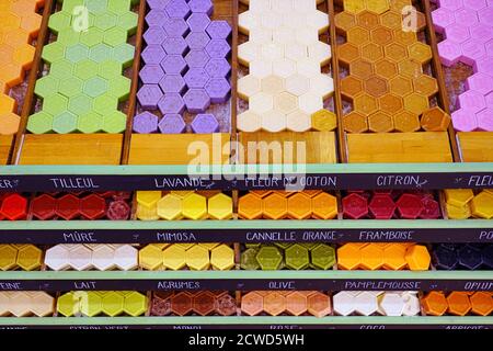 MARSEILLE, FRANCE -13 nov 2019- Vue du bars parfumés colorés de savon de Marseille à Marseille, France. Banque D'Images