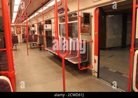 Il s'agit d'un métro à Prague, République tchèque. Au milieu de la pandémie du coronavirus, il est très vide. Banque D'Images