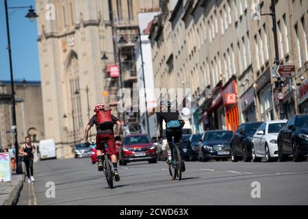 Deux hommes parcourent Park Street à Bristol. Banque D'Images