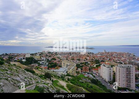 MARSEILLE, FRANCE -15 NOV 2019- vue panoramique de la ville de Marseille, France, avec le Château d’If en arrière-plan vu de la Basilique notre Banque D'Images