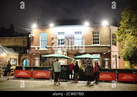 Les gens se préparent à quitter le Moulin à Clapham Common à Londres, à 21:55 heures, après l'entrée en vigueur d'une série de nouvelles restrictions pour lutter contre l'augmentation des cas de coronavirus en Angleterre. Banque D'Images