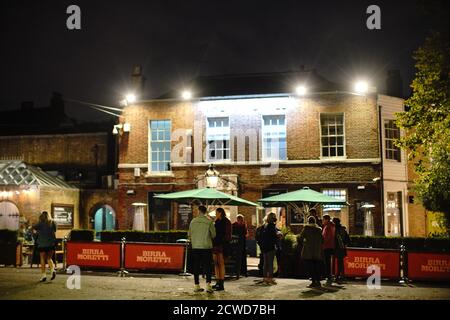 Les gens se préparent à quitter le Moulin à Clapham Common à Londres, à 21:55 heures, après l'entrée en vigueur d'une série de nouvelles restrictions pour lutter contre l'augmentation des cas de coronavirus en Angleterre. Banque D'Images