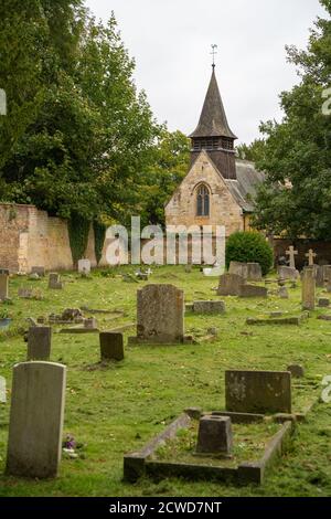 Église St Helens . Boultham Park Lincoln, Lincolnshire, bois, site de la Commission des sépultures de guerre du Commonwealth, cimetière, petite église, sonnette. Banque D'Images