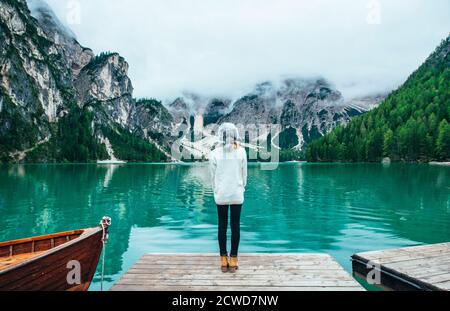 Histoires de montagne. Bonne fille en vacances de Wanderlust. Jeune femme regardant la vue Banque D'Images