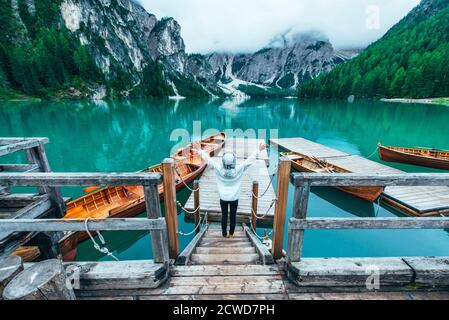 Histoires de montagne. Bonne fille en vacances de Wanderlust. Jeune femme regardant la vue Banque D'Images