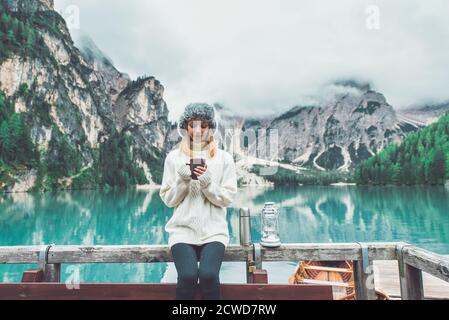 Histoires de montagne. Bonne fille en vacances de Wanderlust. Jeune femme regardant la vue Banque D'Images