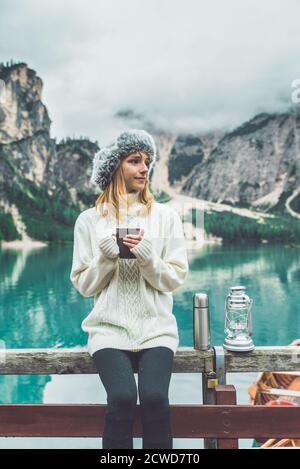 Histoires de montagne. Bonne fille en vacances de Wanderlust. Jeune femme regardant la vue Banque D'Images