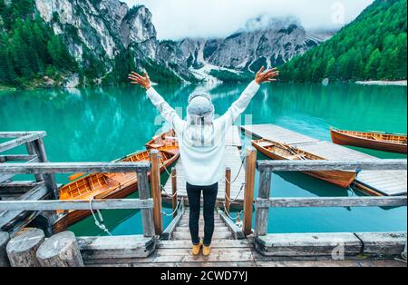 Histoires de montagne. Bonne fille en vacances de Wanderlust. Jeune femme regardant la vue Banque D'Images