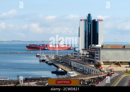 ODESA, UKRAINE - SEPTEMBRE 25 : le navire à conteneurs se trouve dans le port d'Odesa le 25 septembre 2020 à Odesa, Ukraine. Banque D'Images