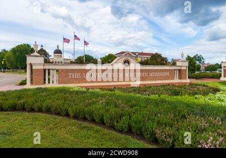 Hattiesburg, MS / USA - 17 septembre 2020 : panneau d'entrée de l'Université du Mississippi du Sud Banque D'Images