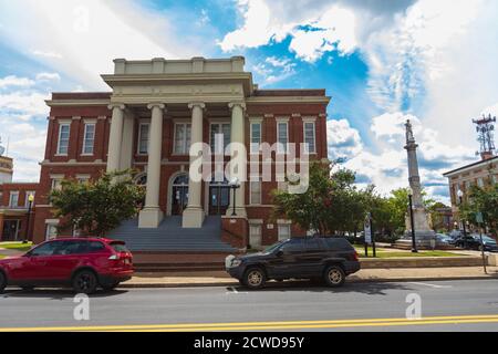 Hattiesburg, MS / USA - 17 septembre 2020 : palais de justice du comté de Forrest, Mississippi, avec statue confédérée. Banque D'Images