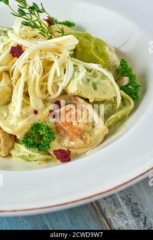 Tortellini aux raviolis colorés au fromage. Boulettes de pelmeni russe colorées. Banque D'Images