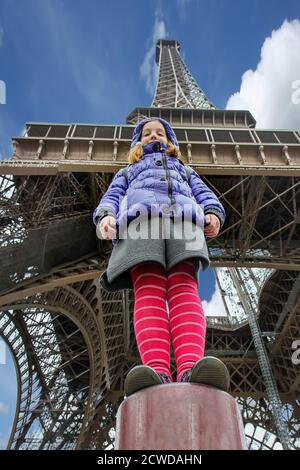 Une fille sur toile de fond de la Tour Eiffel habillée une veste bleue Banque D'Images