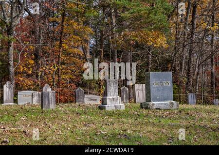 Marqueurs de tombe au cimetière de l'église baptiste primitive à Cades Cove dans le parc national des Great Smoky Mountains, Tennessee Banque D'Images