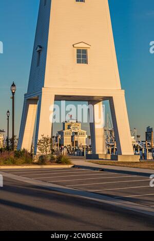 Bâtiment de bureau du maître d'harbourport vu sous le phare du port de petit artisanat de Gulfport, Mississippi, États-Unis Banque D'Images