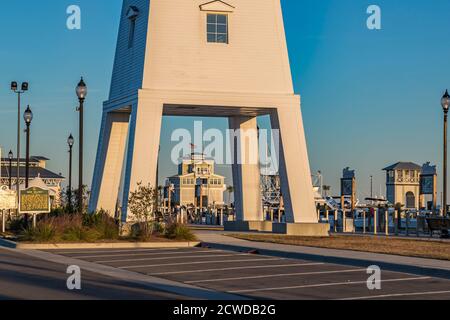 Bâtiment de bureau du maître d'harbourport vu sous le phare du port de petit artisanat de Gulfport, Mississippi, États-Unis Banque D'Images