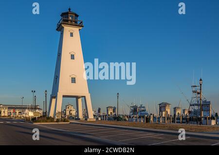 Bâtiment de bureau du maître d'harbourport vu sous le phare du port de petit artisanat de Gulfport, Mississippi, États-Unis Banque D'Images