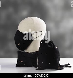 Masque de protection noir sur un mannequin tête et des sacs d'hygiène définir en pointillé avec des étoiles Banque D'Images