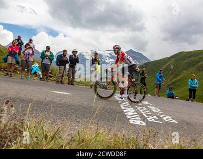 Col de Iseran, France - 26 juillet 2019 : le cycliste belge Tim Wellens de l'équipe de Lotto-Soudal grimpant sur la route du col de Iseran pendant la phase 19 de Banque D'Images