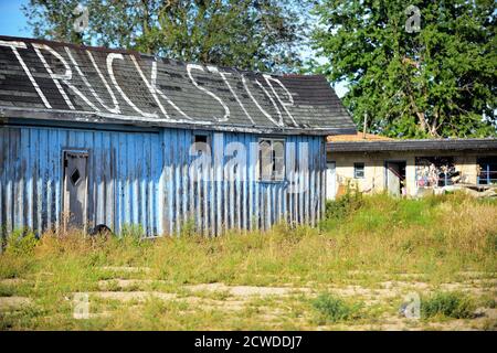 Compton, Illinois, États-Unis. Un ancien motel qui est devenu une structure abandonnée le long d'une autoroute d'État dans l'Illinois rural. Banque D'Images