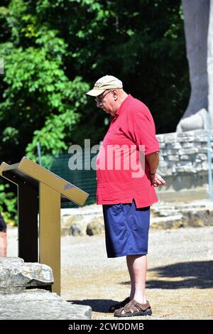 Oregon, Illinois, États-Unis. Homme visitant « l'Indien éternel », également connu sous le nom de « Black Hawk Statue », une statue de 48 mètres de haut du célèbre sculpteur Larado Taft. Banque D'Images