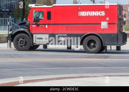 Milwaukee, WI: 23 septembre 2020: Un camion blindé brinks dans le centre-ville de Milwaukee Banque D'Images