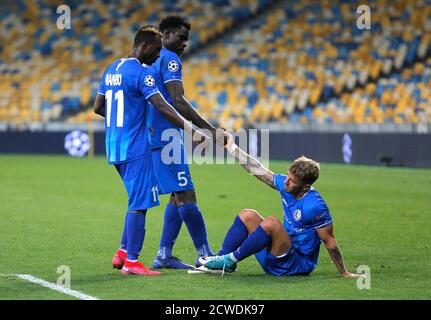 Les joueurs de Gand se secouent la main après la deuxième partie des matchs entre Dynamo et Gents pendant la Ligue des champions de l'UEFA au stade Olimpiyskiy.(score final ; Dynamo 3:0 Gents) Banque D'Images