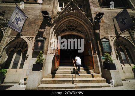 L'extérieur de Saint Malachy - la chapelle des acteurs lors de la réouverture des églises.comme les 50 États des États-Unis ont commencé un processus graduel pour rouvrir lentement après des semaines de mesures de séjour à la maison pour ralentir la propagation de la COVID-19, le président Trump a ordonné aux États d'ouvrir des églises. Banque D'Images