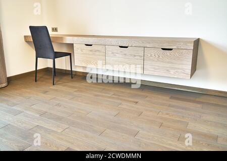 Mobilier moderne. Coiffeuse murale en bois avec tiroirs dans la chambre contemporaine Banque D'Images