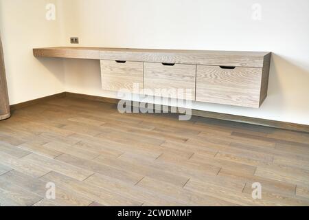 Mobilier moderne. Coiffeuse murale en bois avec tiroirs dans la chambre contemporaine Banque D'Images