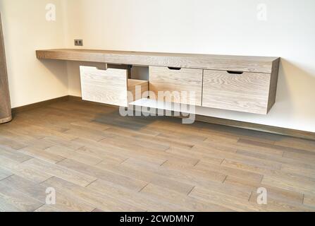 Mobilier moderne. Coiffeuse murale en bois avec tiroirs dans la chambre contemporaine Banque D'Images