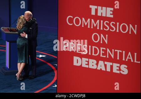 Le candidat démocrate à la présidence, l'ancien vice-président des États-Unis Joe Biden, malhette sa femme Dr. Jill Biden après le premier des trois débats présidentiels de 90 minutes avec le président Donald Trump, à Cleveland, Ohio, le mardi 29 septembre 2020. Crédit : Kevin Dietsch/Pool via CNP/MediaPunch Banque D'Images