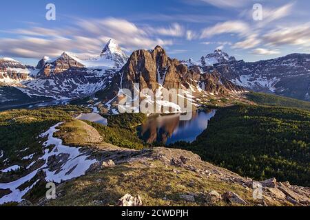 Mont Assiniboine avec les lacs Magog, Sunburst et Ceruléen, vu de Nub Peak, Colombie-Britannique, Canada Banque D'Images