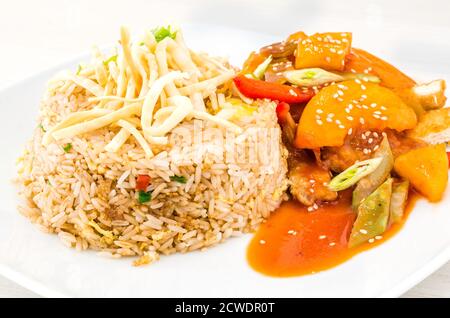 Cuisine fusion chinoise et péruvienne : poulet à la pêche et riz chaufa appelé tipakay Banque D'Images