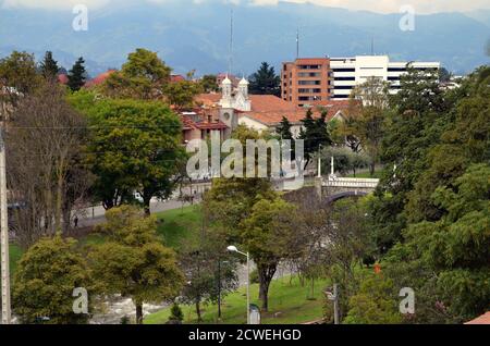 Cuenca, Equateur - vue sur Rio Tomebamba depuis la Calle Larga Banque D'Images