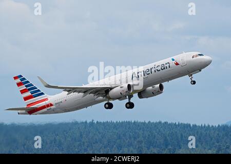 Richmond, Colombie-Britannique, Canada. 7 juillet 2020. Un Airbus A321 d'American Airlines (N900UW) aéroporté après le décollage de l'aéroport international de Vancouver. Crédit : Bayne Stanley/ZUMA Wire/Alay Live News Banque D'Images