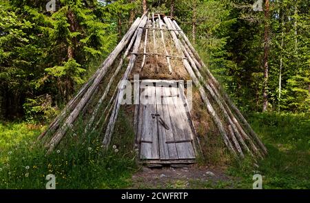 Un ancien bâtiment sami en bois et en mousse Banque D'Images